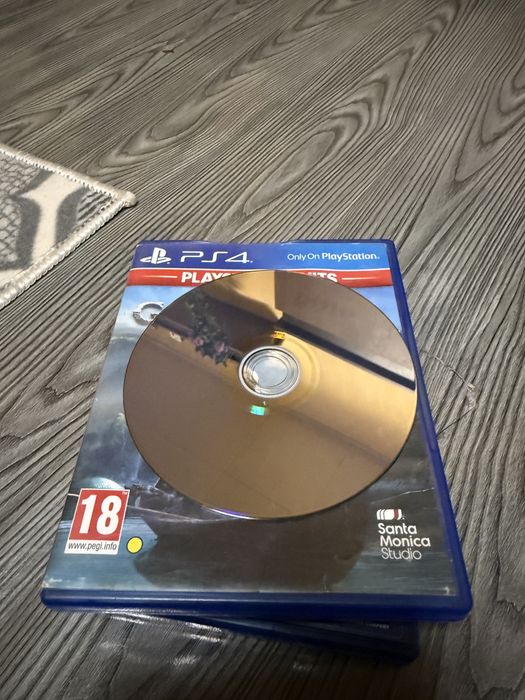 ps4 pro  със джойстик един  и със 3 игри