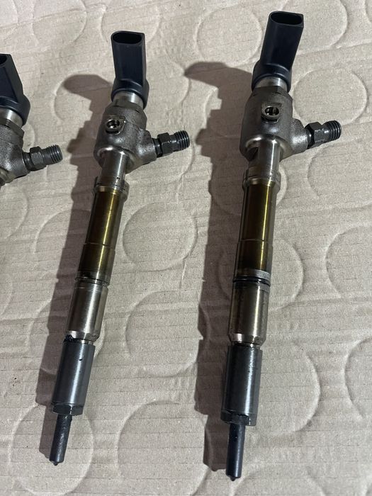 Injectoare Injector 1.6 TDI CAY CAYC Vw Passat B7 Tiguan Audi skoda