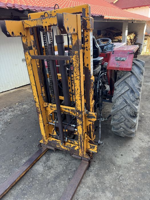 Stivuitor in tirantii tractorului