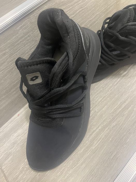 Adidași marca Lotto