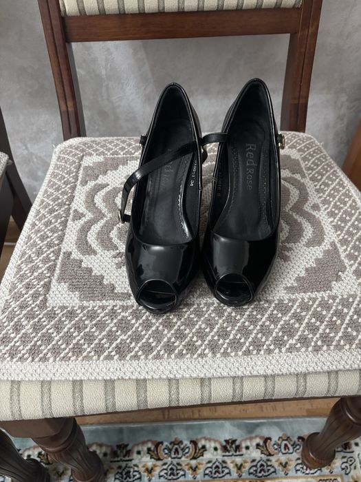 Продам лакированные туфли