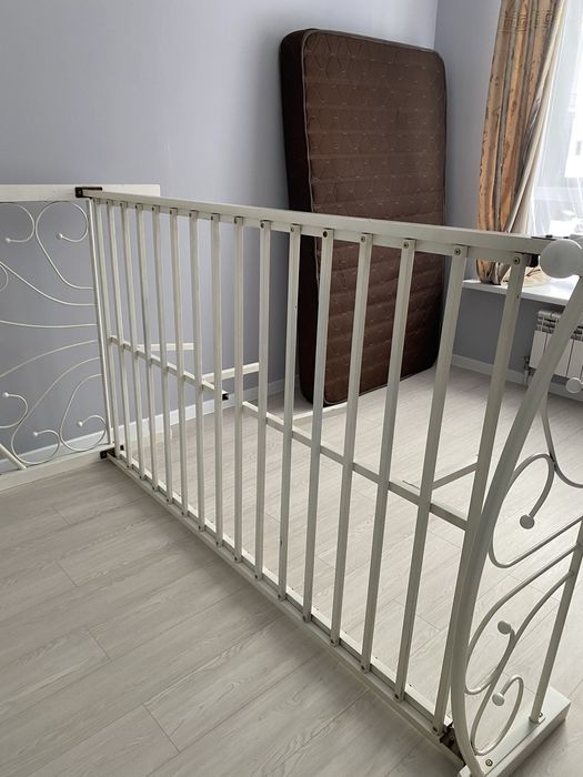 Продам кровать каркасную. Крепкая. Матрац упругий.