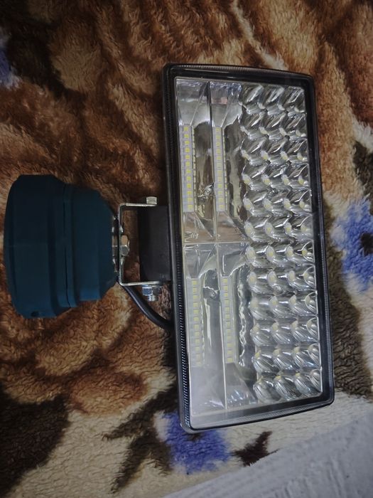 Vând lampa ptr baterie makita 18v