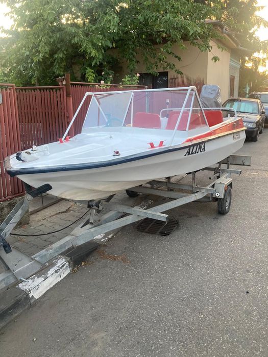 Vand barca 4m/1,6m cu motor defect fara piridoc