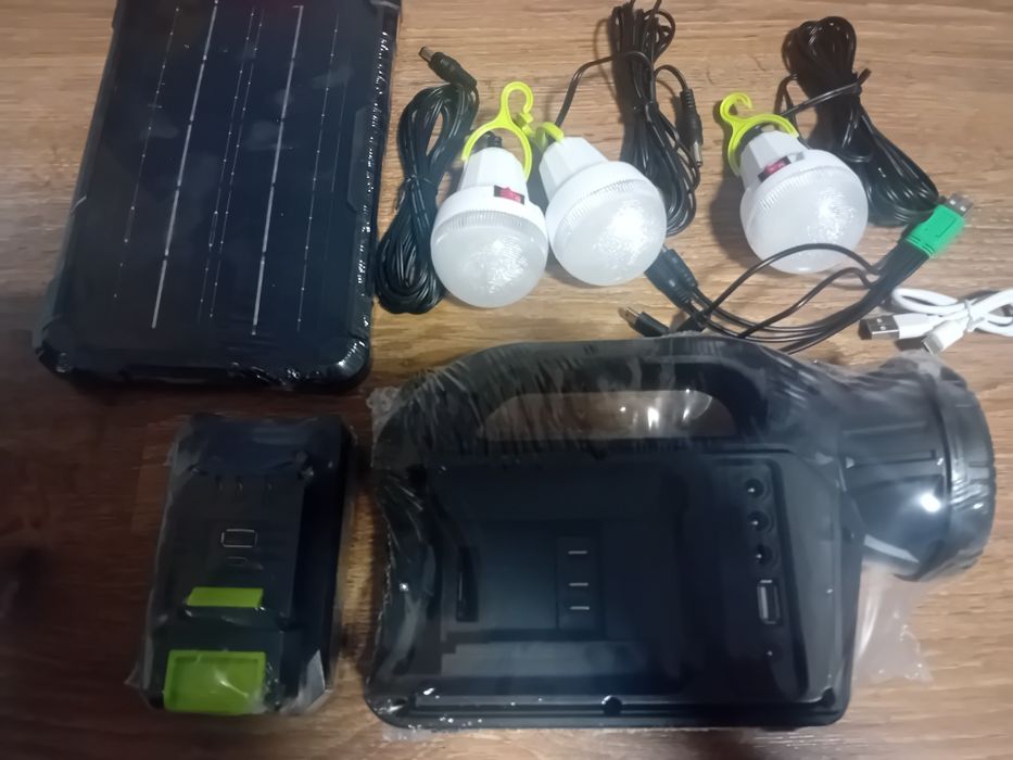 Kit portabil  pentru iluminat cu încărcare solara și la priza