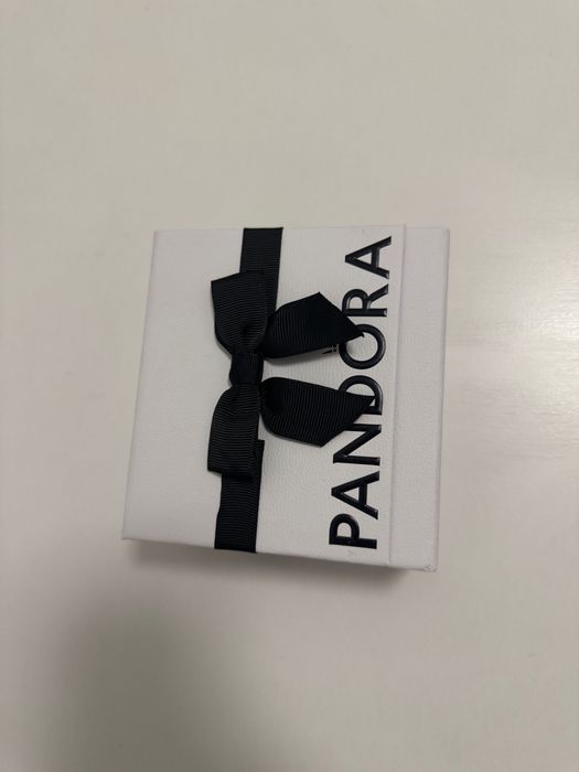 Colier Pandora la vânzare,cu cutia cu tot