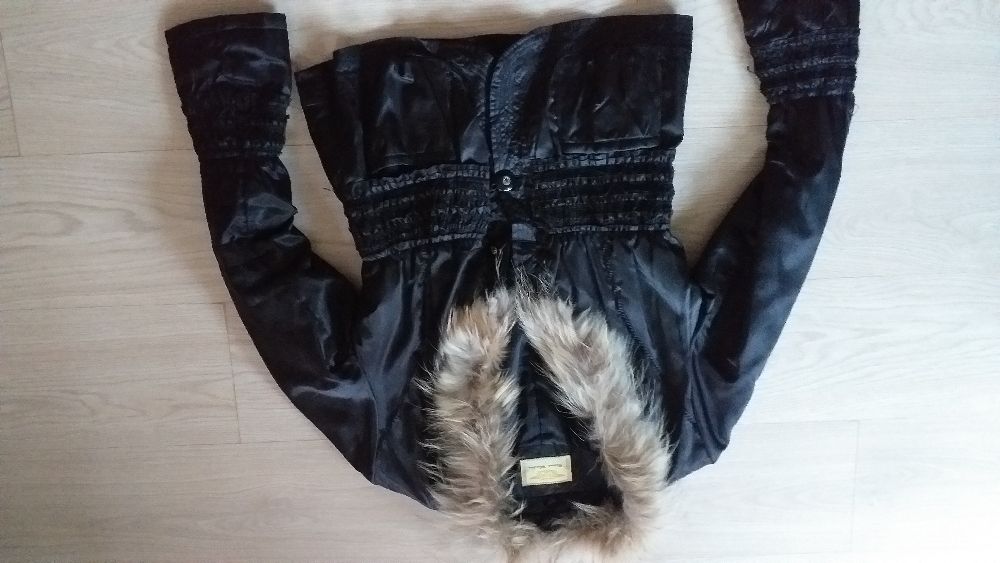 Дамско много красиво вталена яке с естествена яка размер L-120 лв.