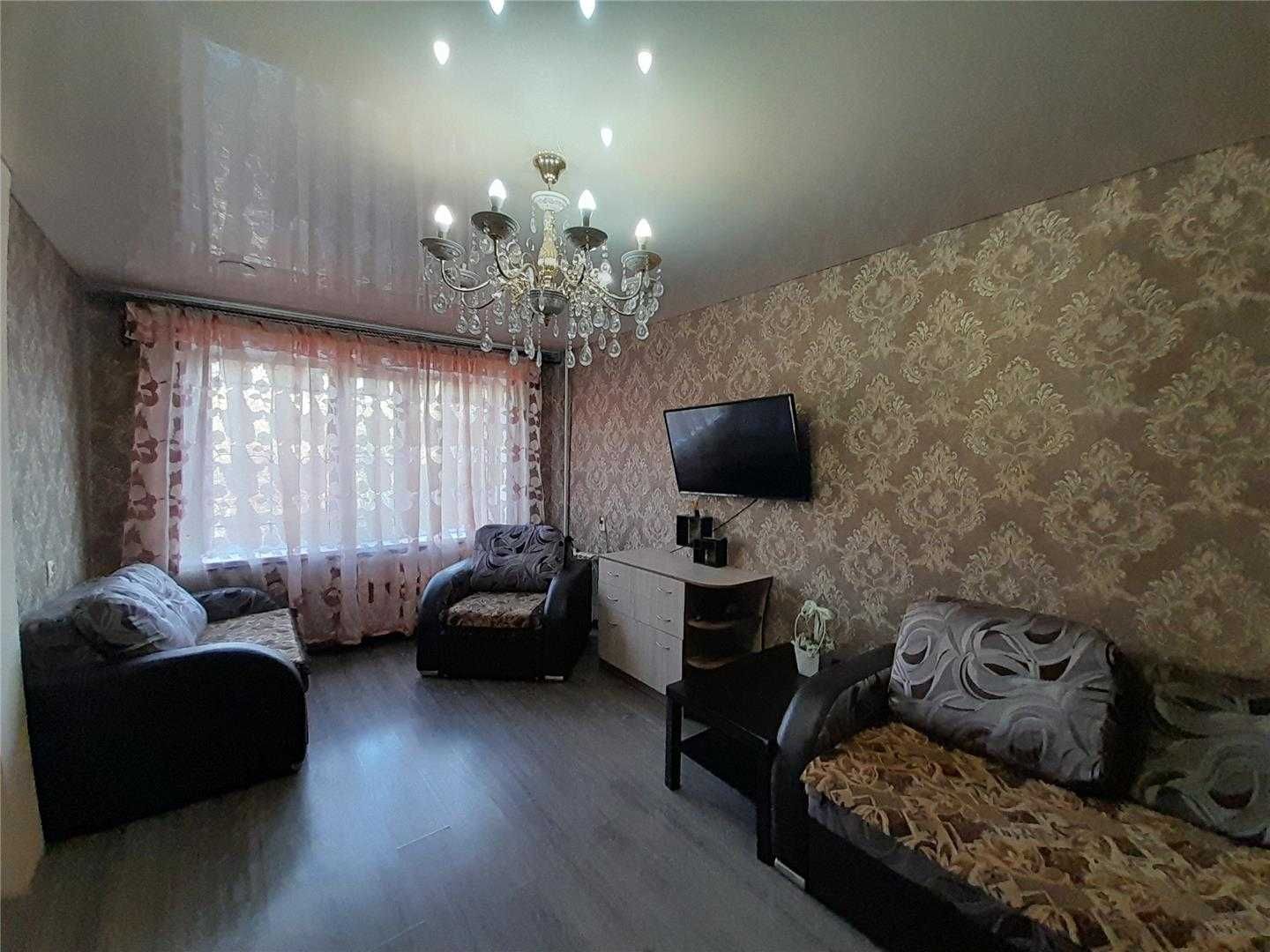 Продам 3комн квартиру студию , на 8 мкр. 1 кольцо.  2/5эт.