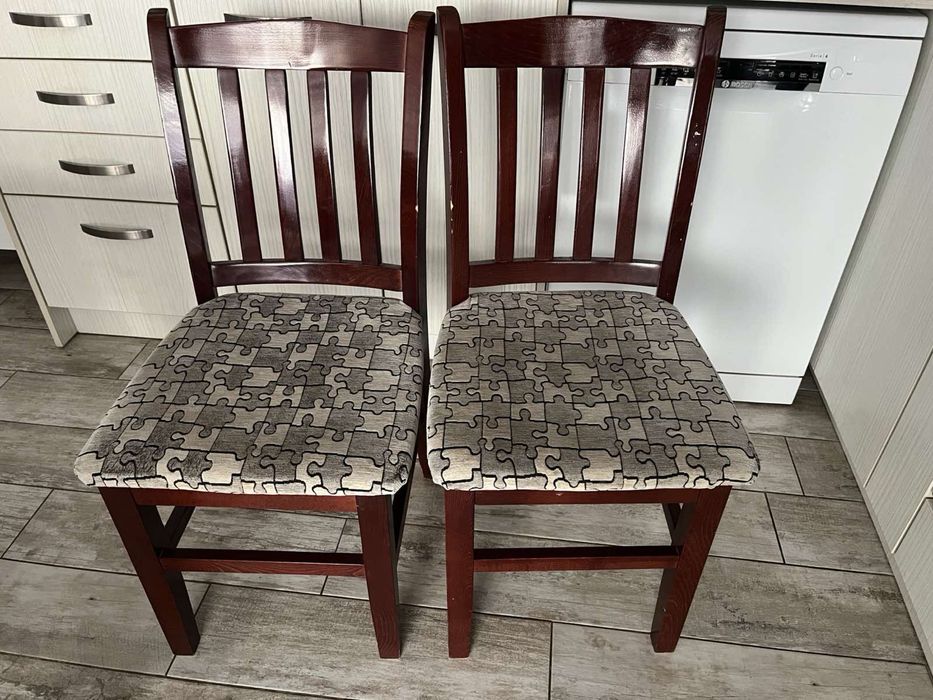 Продавам маса с четири стола