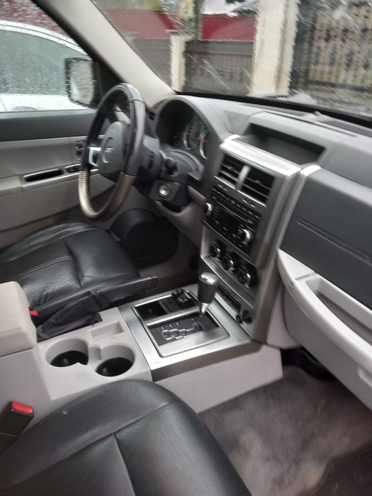 Vînd jeep Cherokee
