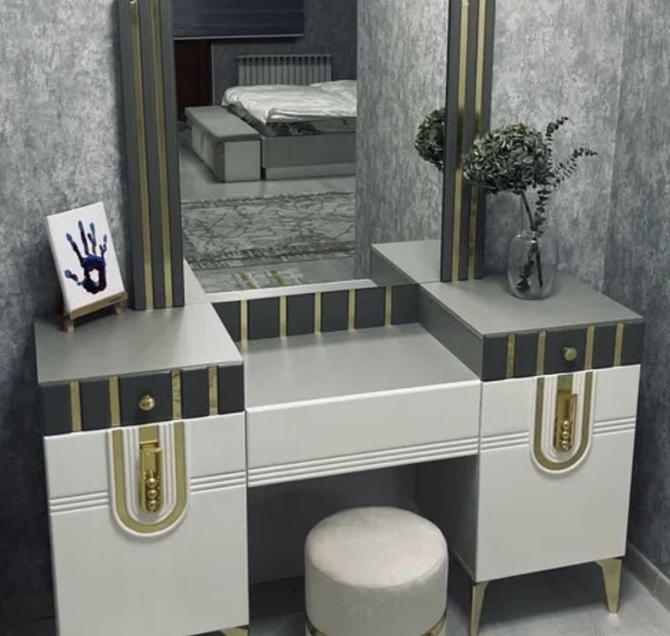 Туалетный столик айнасы орындығымен