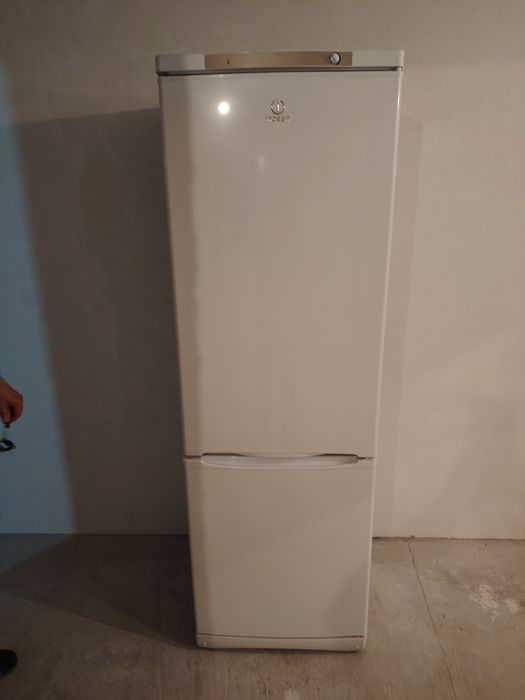 Продам холодильник индезит рабочий