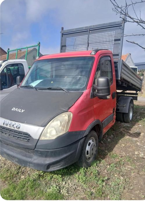 Vând Iveco roșu 2014 și Iveco alb 2005