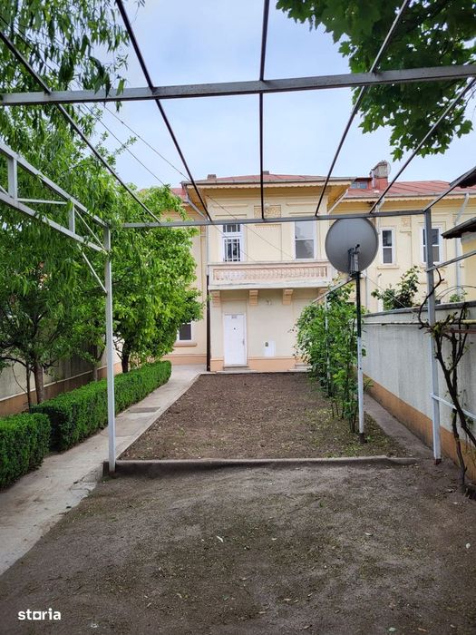 Piata Unirii - Cuza Voda, vila D+P+1+M, 7 camere, 250mp