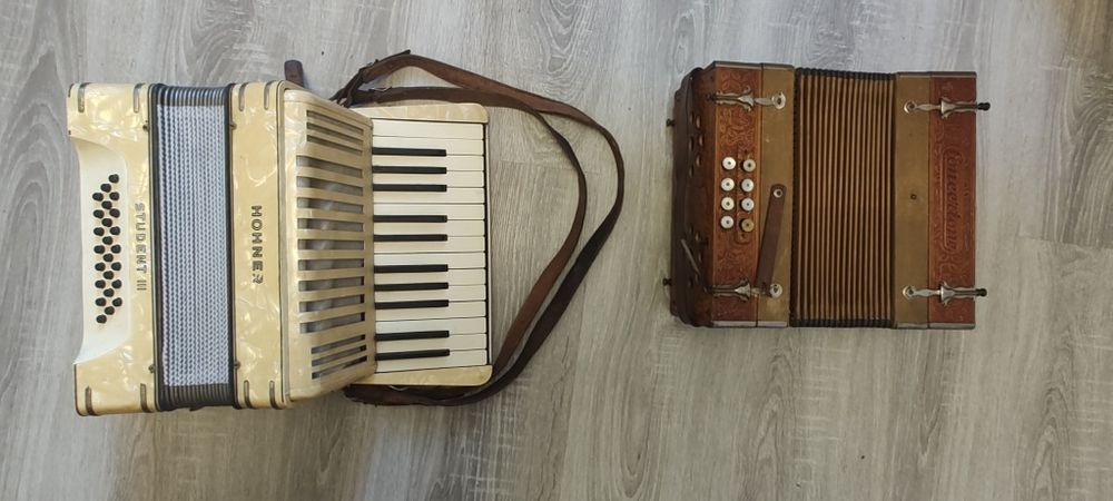 Vând urgent-Acordeon Hohner Student III + Concertone vechi, funcțion