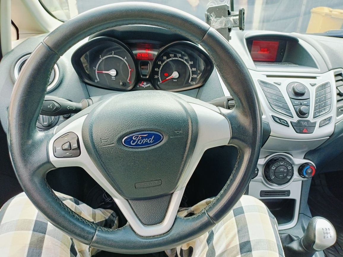 Vând Ford Fiesta 1.6 diesel/ an 2012