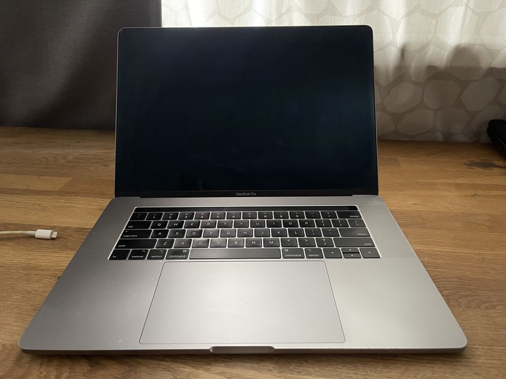 Macbook Pro (2019) 15" i7 256 ssd