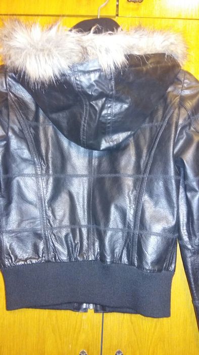 Дамско кожено яке с качулка