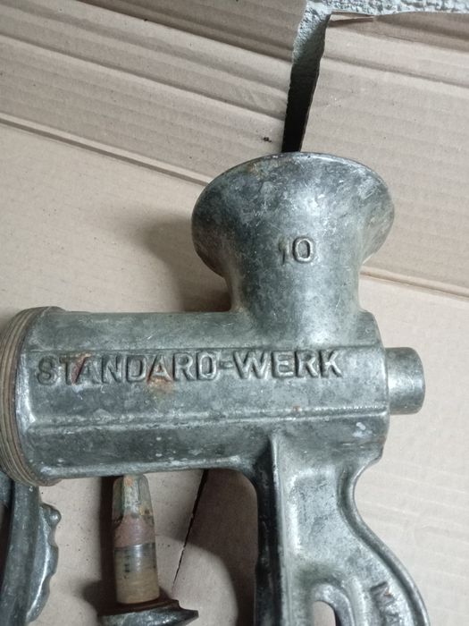 Mașina de tocat carne veche