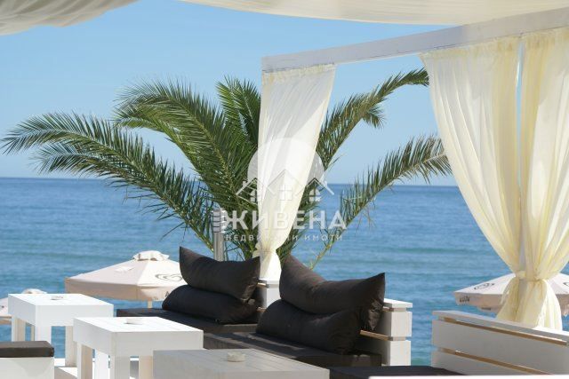 Продава хотел, РЗП: 400 кв.м, м-т Кабакум, на първа линия