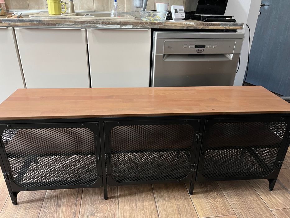 Comoda TV Ikea în stare foarte bună