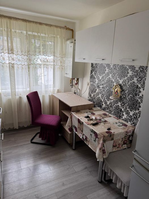 De inchiriat apartament cu 3 camere
