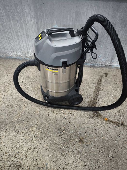 Два броя прахосмукачки.       Двумоторна прахосмукачка KARCHER NT 70/2