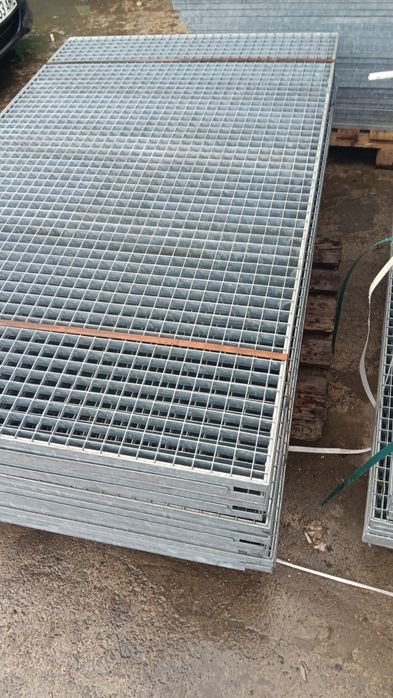 Avem grilaje zincate galvanizate și trepte pentru scări orice dimensiu