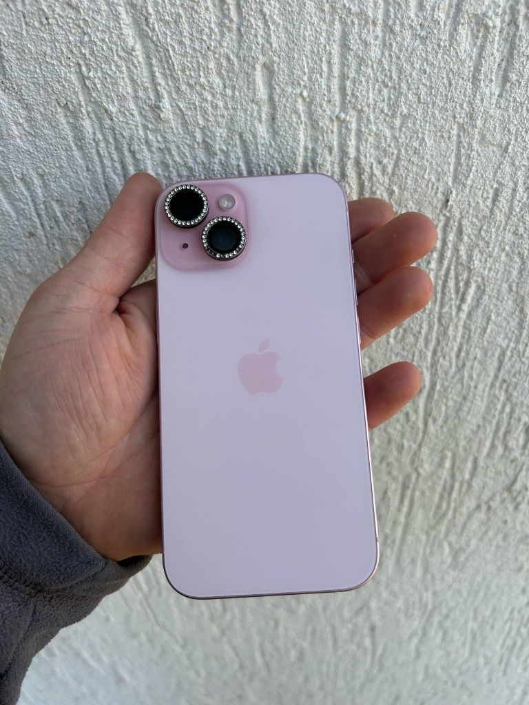 Vând iPhone 15 aproape nou