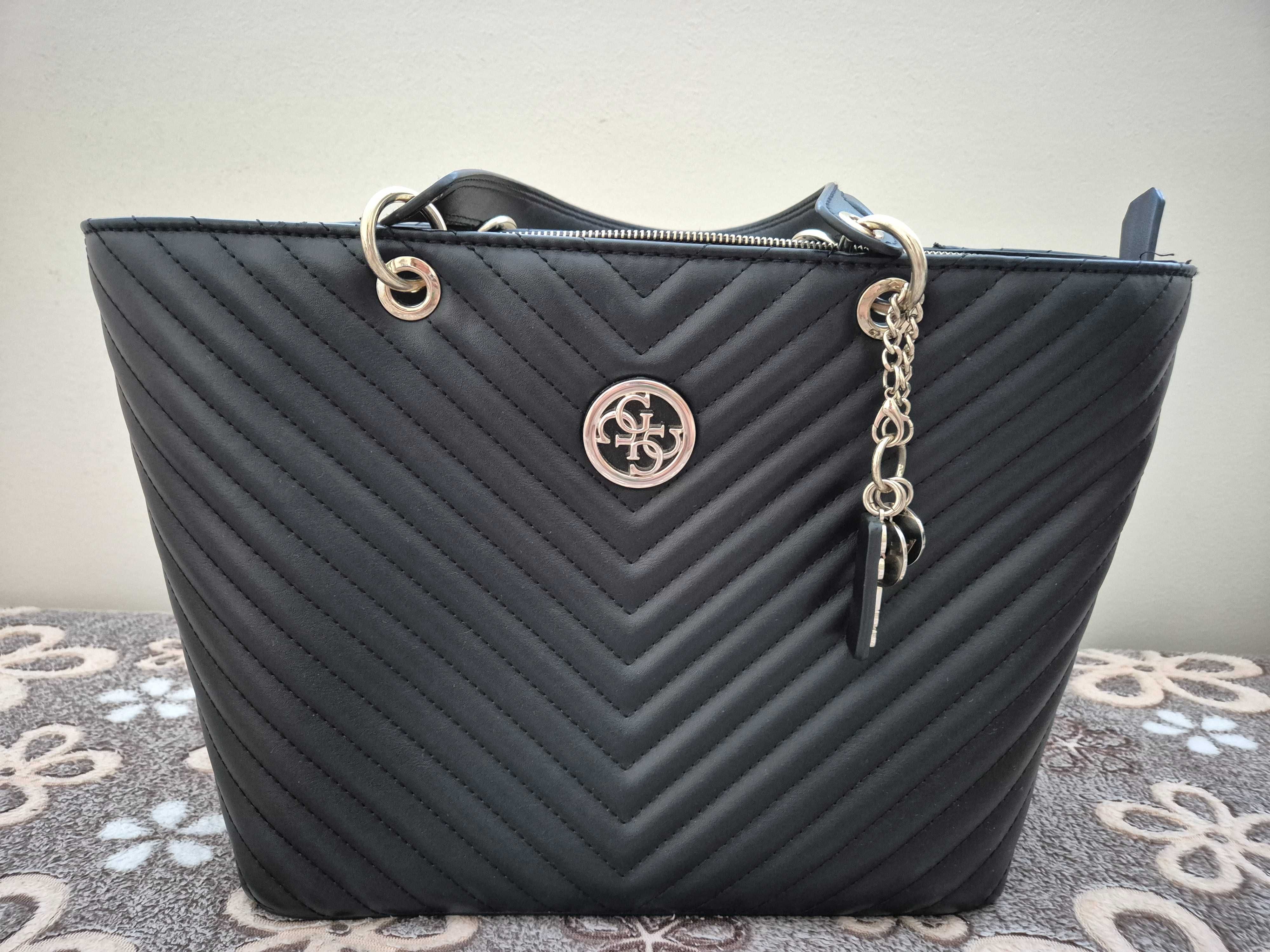 Чанта  от  Guess