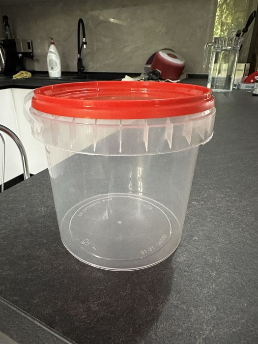 Продам банку пластмассовую 1 л