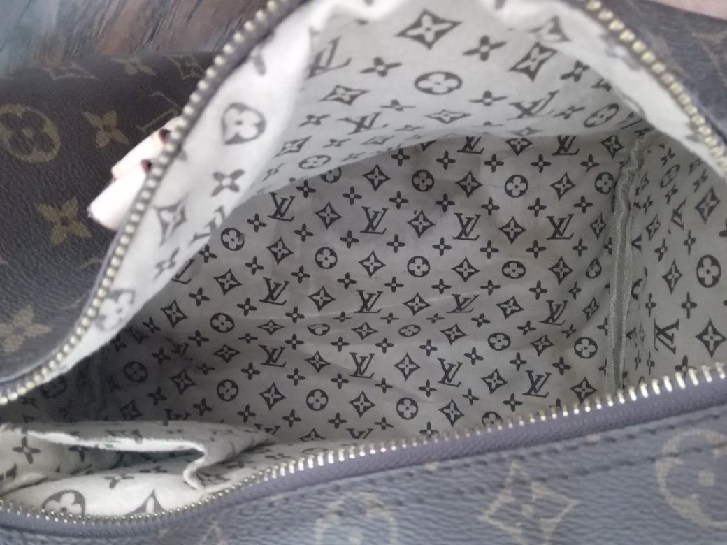 Geantă Louis Vuitton