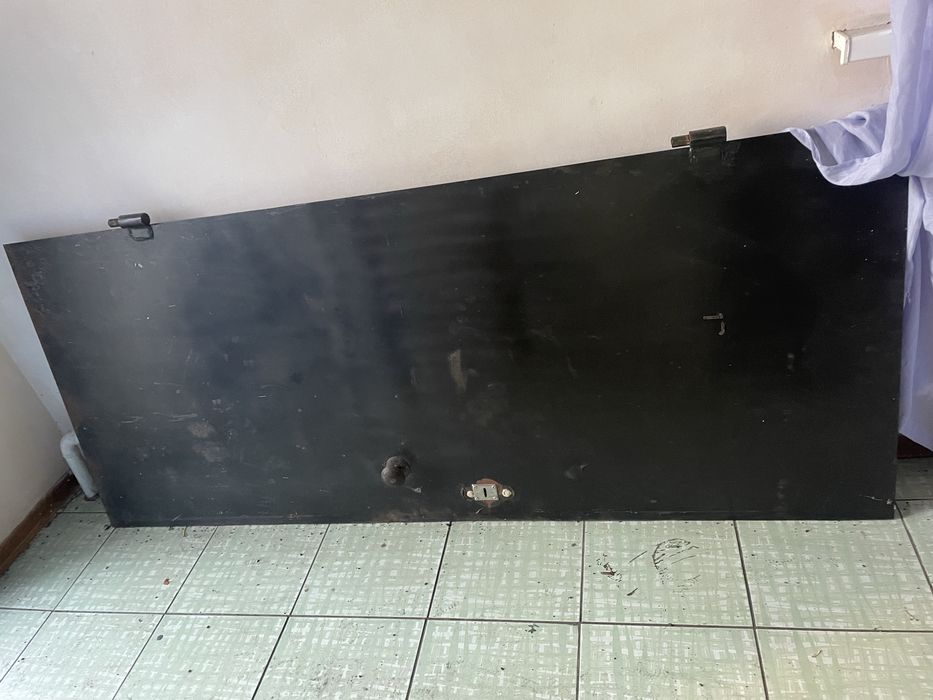 Дверь железная входная в хорошем состоянии