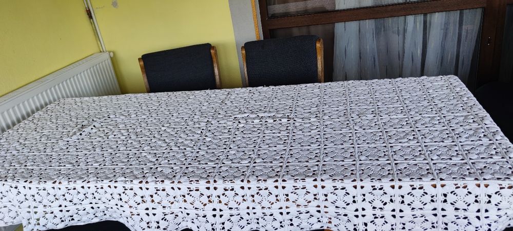 Fata de masa sau cuvertura lucrata manual