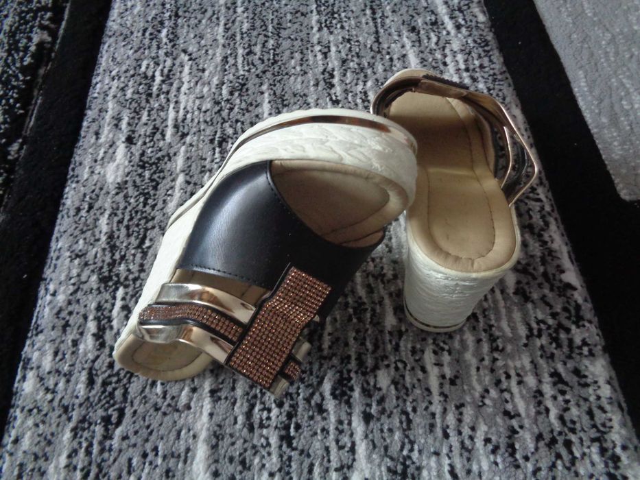 Vand saboti cu platforma.