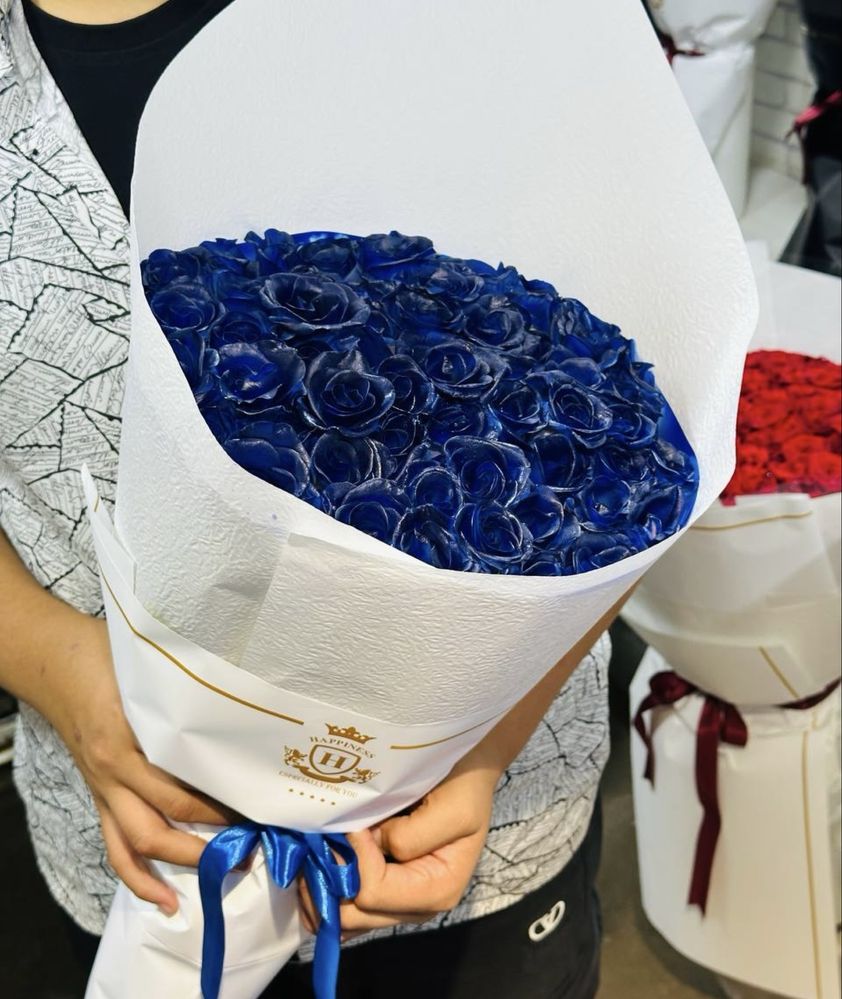 Ko’k atirgul savatli buket gullar siniy roza
