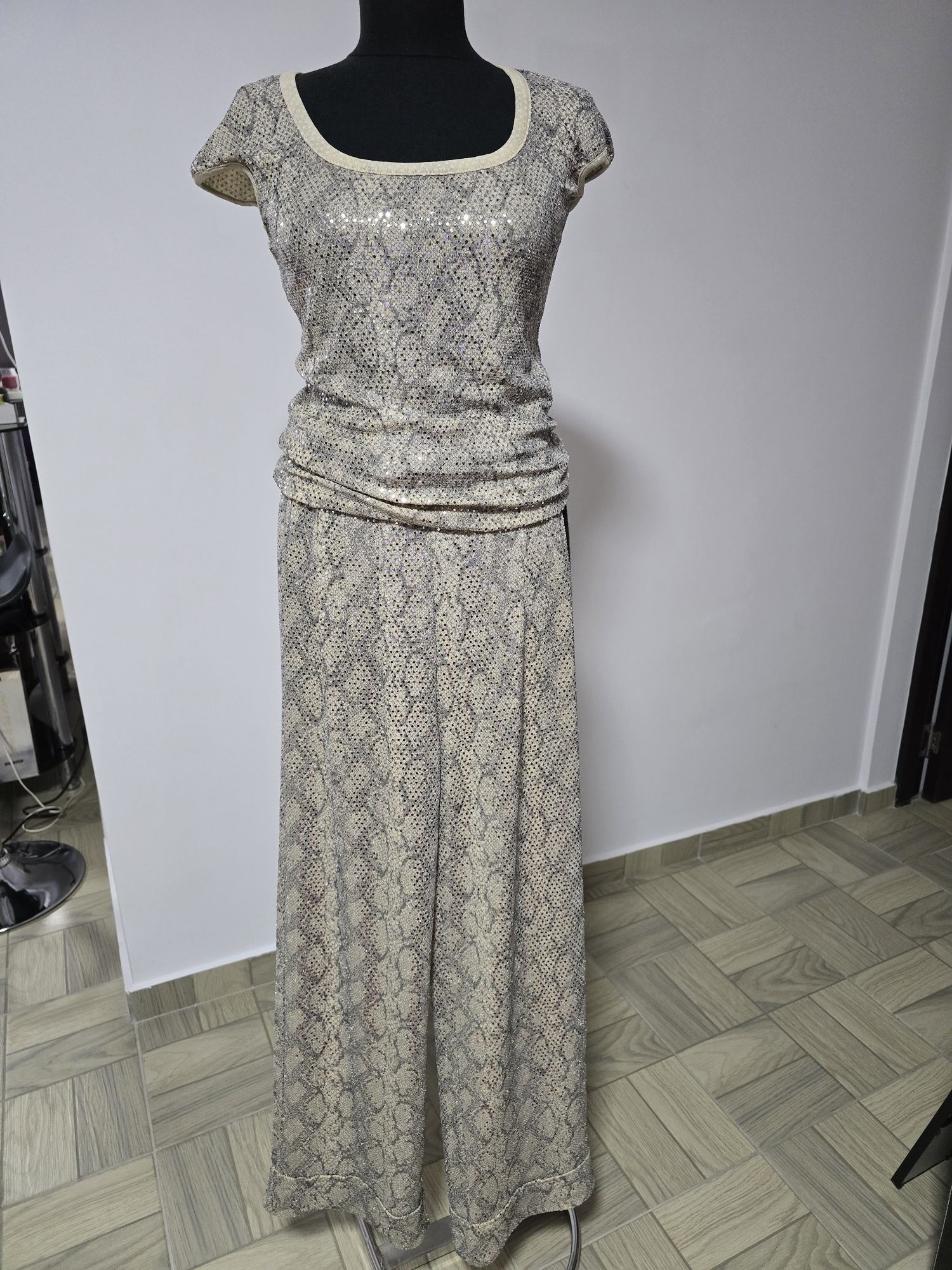 Pantaloni argintii cu paiete strălucitoare, model bej snake print