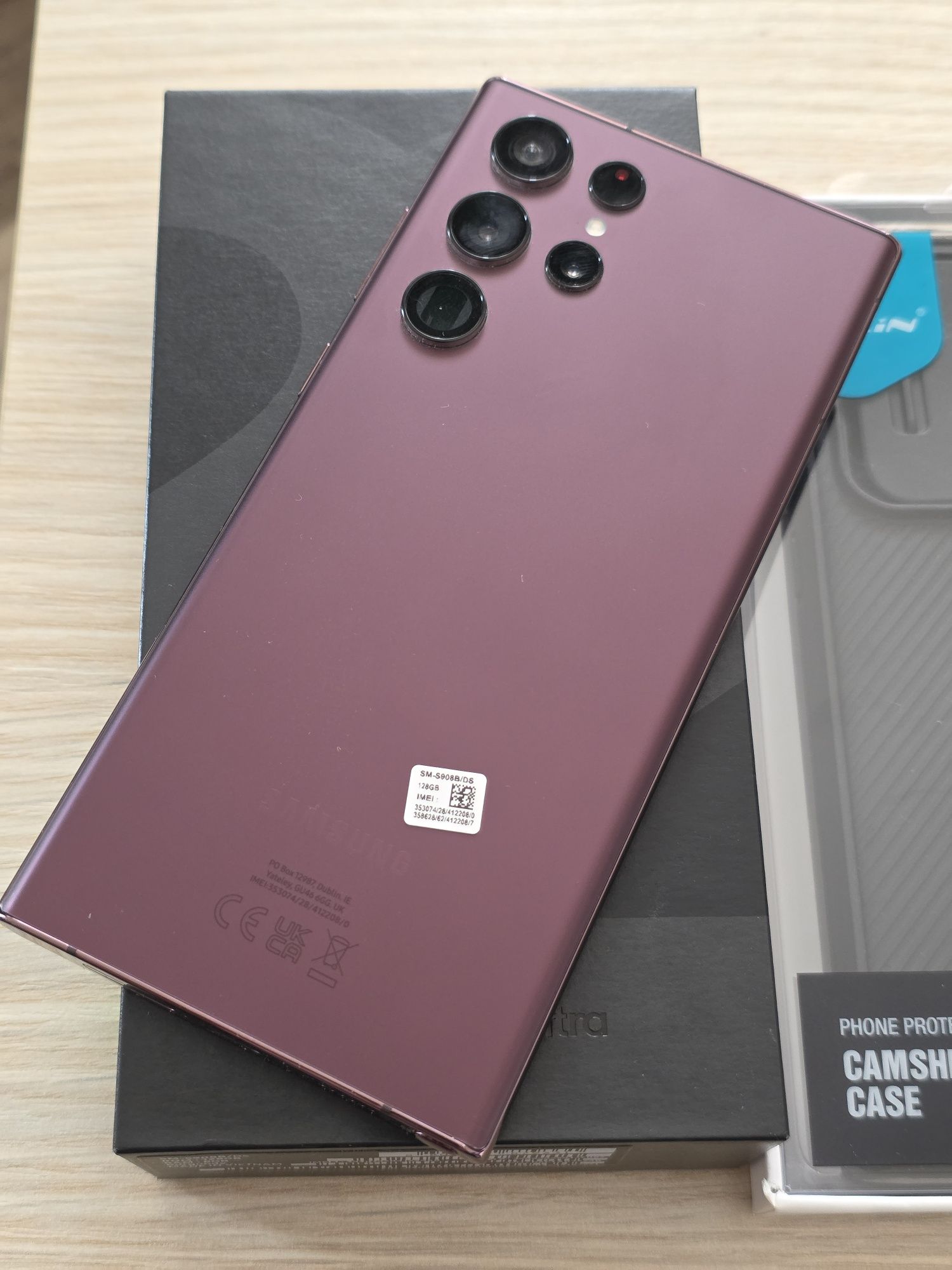 Telefon ieftin Samsung S22 Ultra Burgundy cu 3 huse la cutie