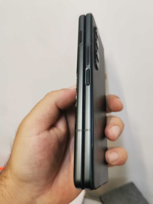 Samsung Galaxy Z Fold 3 Цял или на части