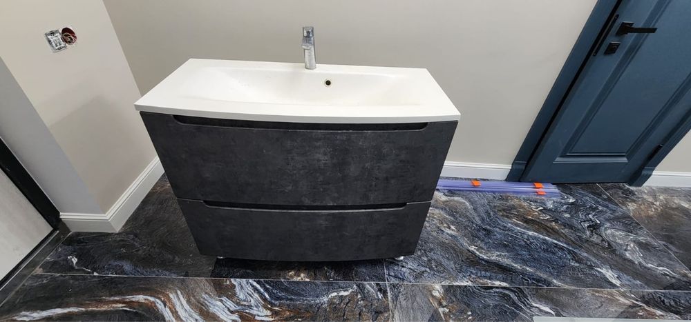 Тумба с накладной раковиной и смесителем