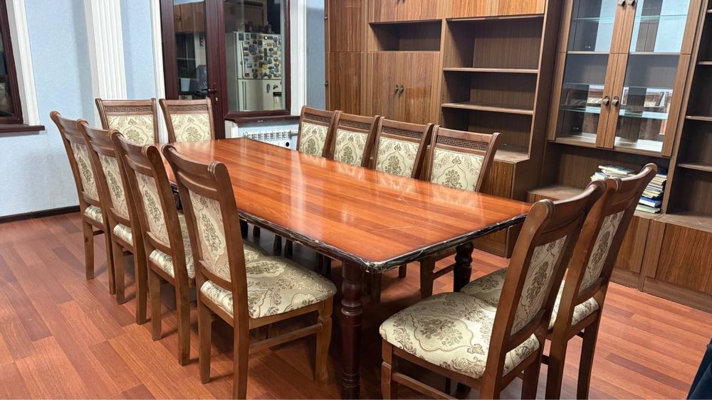 Стол и 12 стульев для гостиной