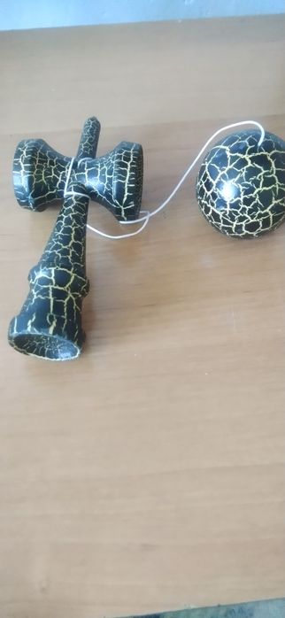 Kendama deosebită crackle negru cu galben