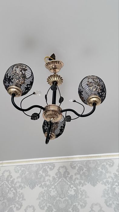 Диван,стол, прихожую