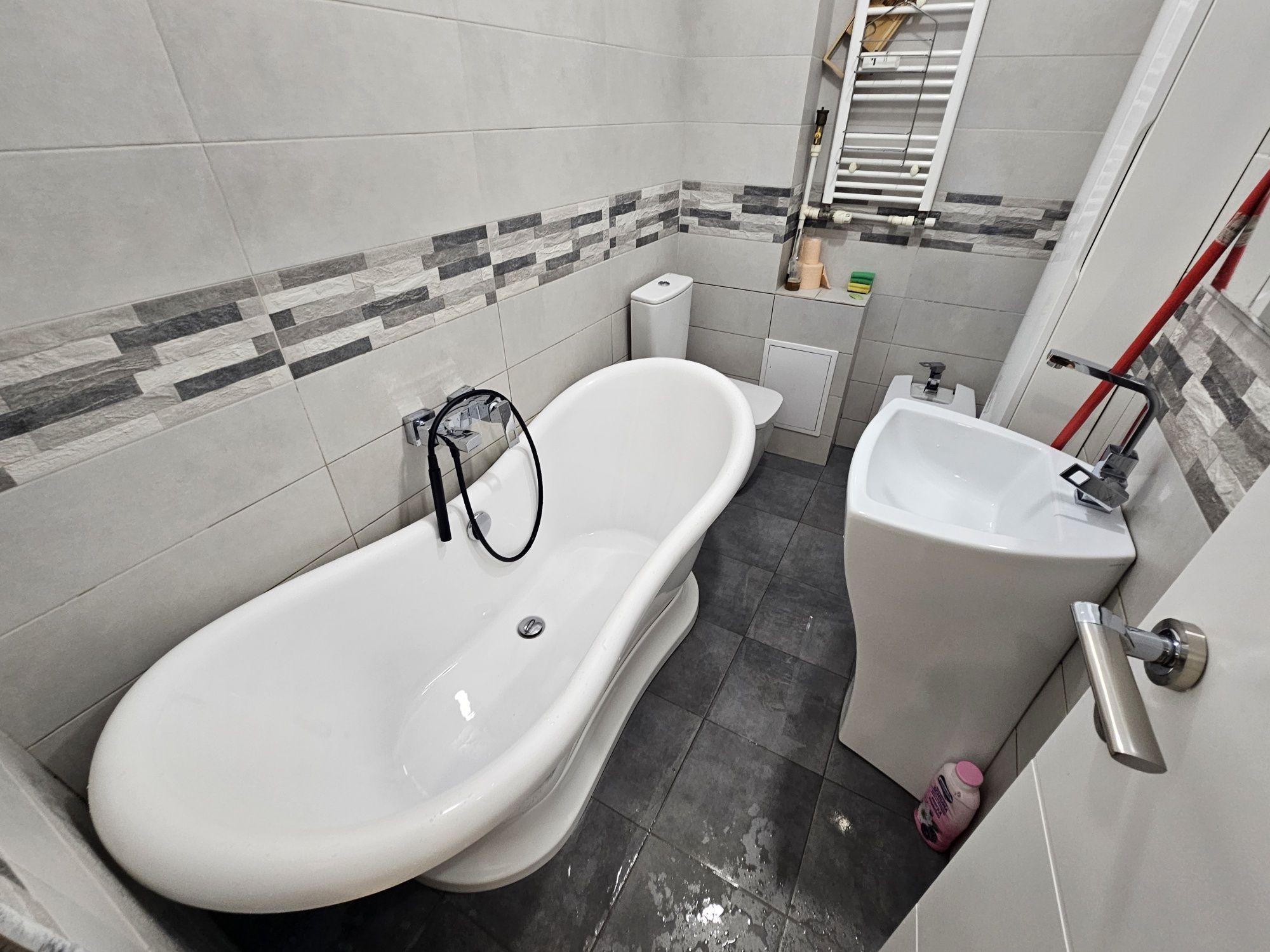 Vând apartament ultracentral două  camere  semidecomandat.