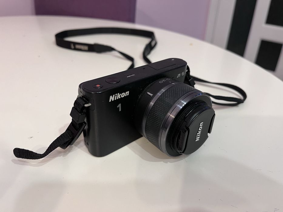 Фотоапарати Nikon J1 и J5 и обективи Nikkor 1 10-30 mm и 10-100 mm