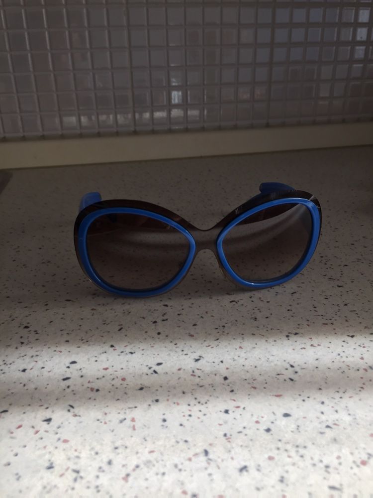 Продаются очки в голубой оправе в отличном состочнии фирмы ифсенлоран