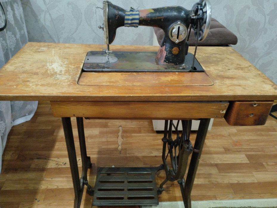 Ножная швейная машинка