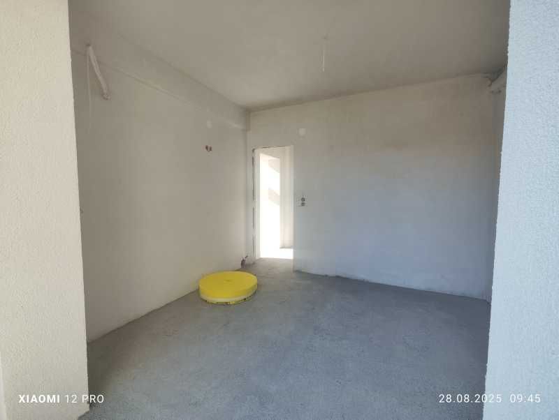 Гарсониера на партерен етаж с парко място в Паралия Офринио