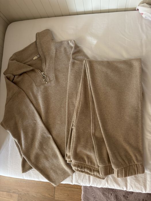 compleu/ trening pulover si pantaloni bej