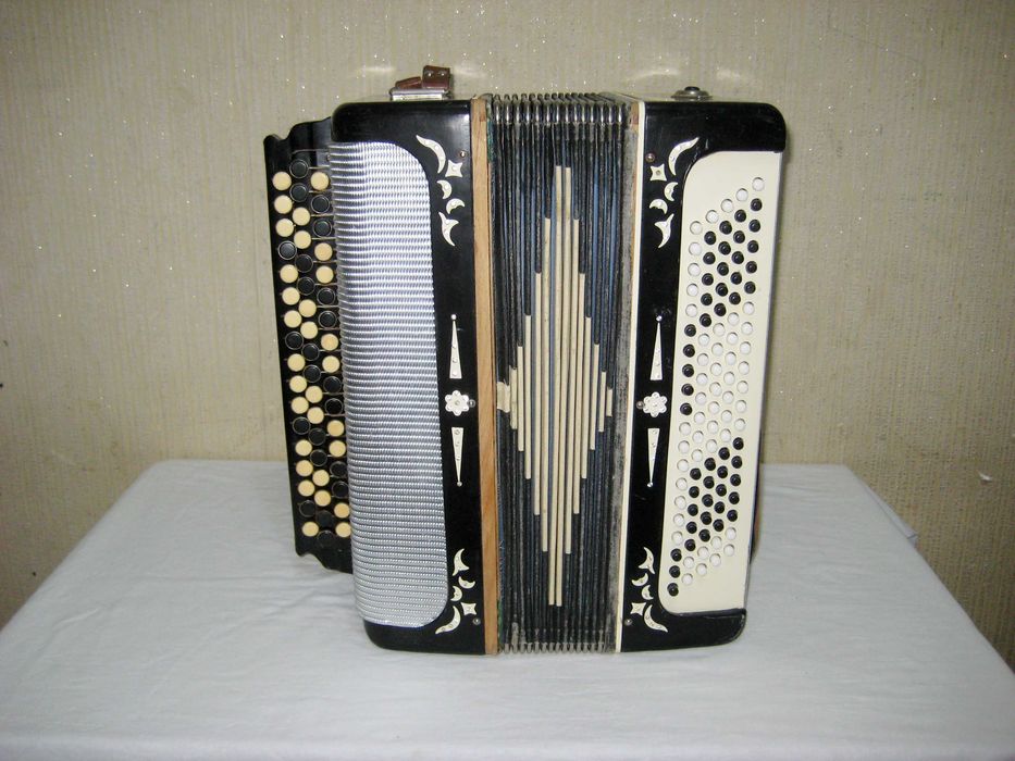 Баян отличном рабочим  играющим состоянии!